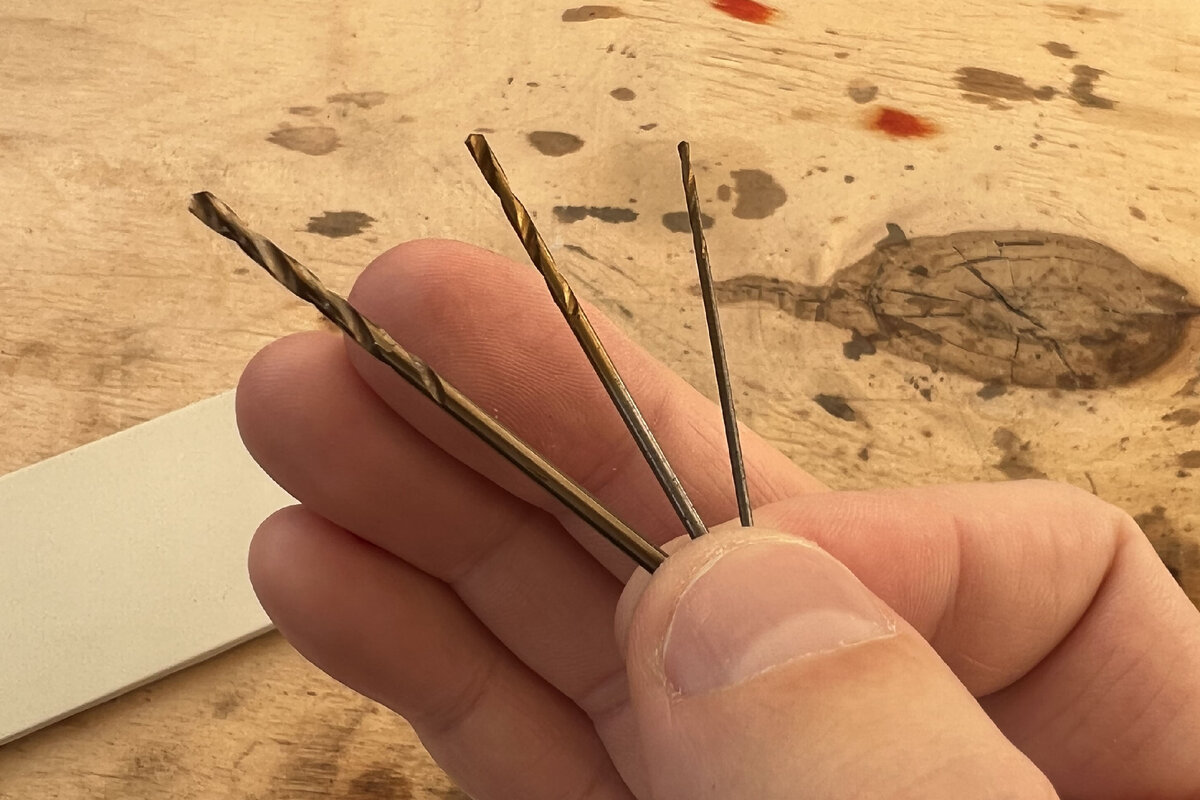 Как сверлить маленьким сверлом при помощи шуруповерта, если оно совсем ...