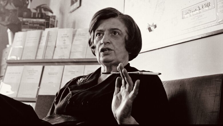 ... вам известен критерий посредственности? Это злоба по отношению к чужому успеху. Эти трепетные бездарности, трясущиеся при мысли о том, что чужая работа окажется лучше, чем их собственная… Они завидуют успеху, и в своих мечтах о величии рисуют мир, где все люди становятся их благодарными подчиненными. Им невдомек, что эта мечта — безошибочное доказательство их заурядности...    Айн Рэнд