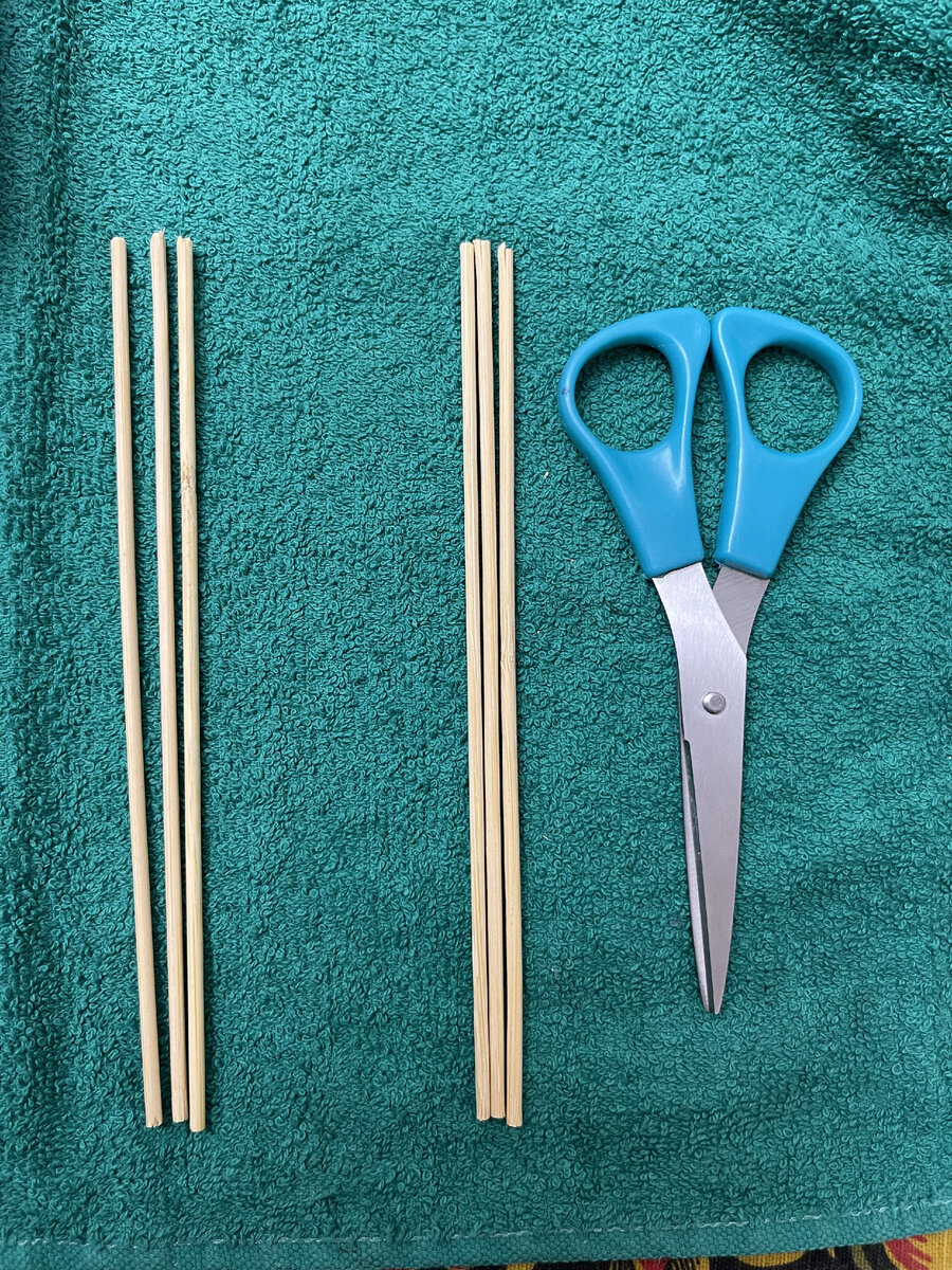 По отмеренной палочке отрезаем еще пять штук. Всего должно получиться шесть штук. Острых концов остаться НЕ должно - их мы сразу выкидываем. Оставляем только тупые концы.