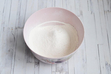 ШАГ 3:
Муку просейте с разрыхлителем в отдельную миску. Муку нужно просеивать обязательно - так она насыщается кислородом, а тесто приобретает воздушность. Если есть время, то лучше даже просеять муку два раза.