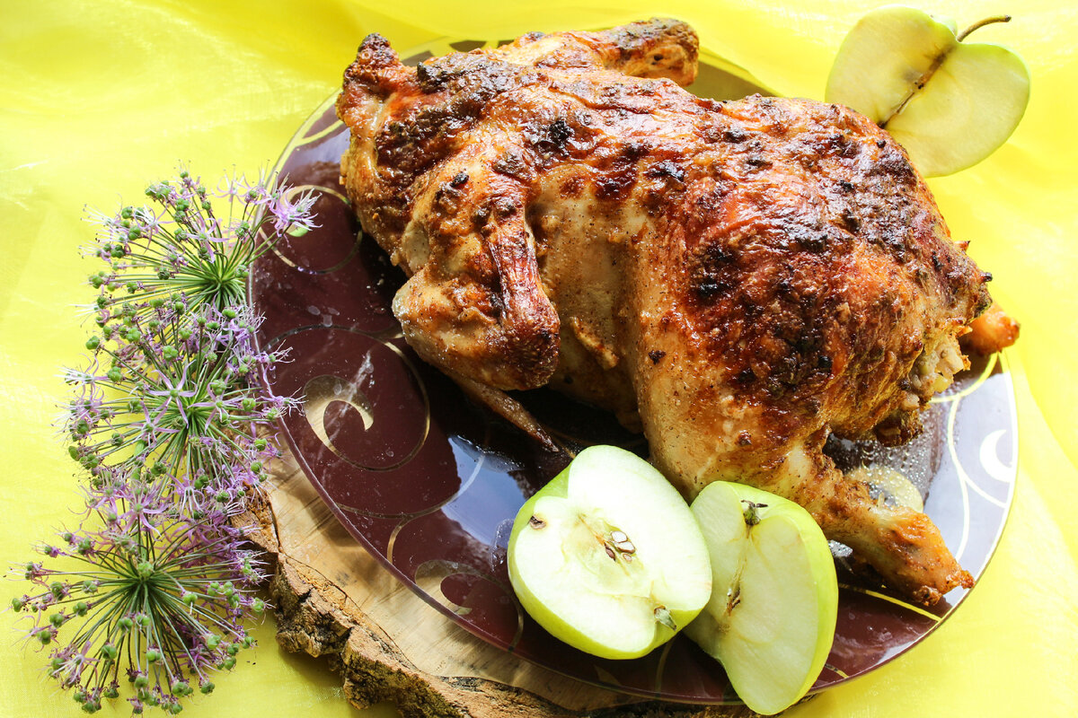 Курица, фаршированная рисом и яблоками, запечённая в духовке
