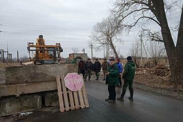© Торбен Рилфс и жители деревни блокируют дорогу бетонными блоками.