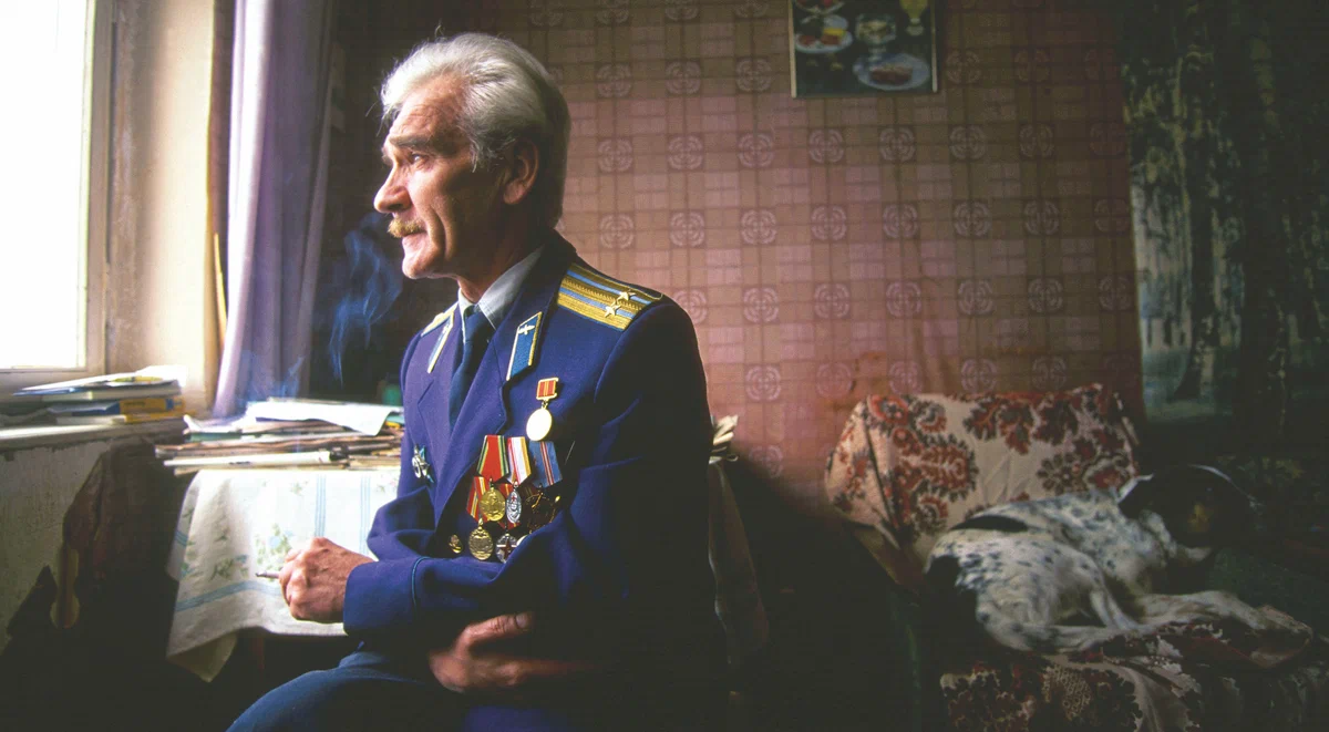 Петров Станислав Евграфович в своей квартире.