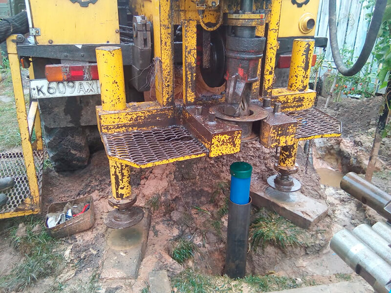 Рисунок 1: Бурение скважины на воду