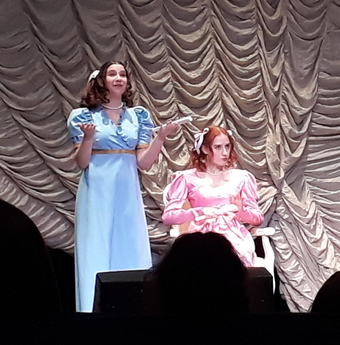 У барина Велькарова две дочки, которые любят все французское. Фото автора.