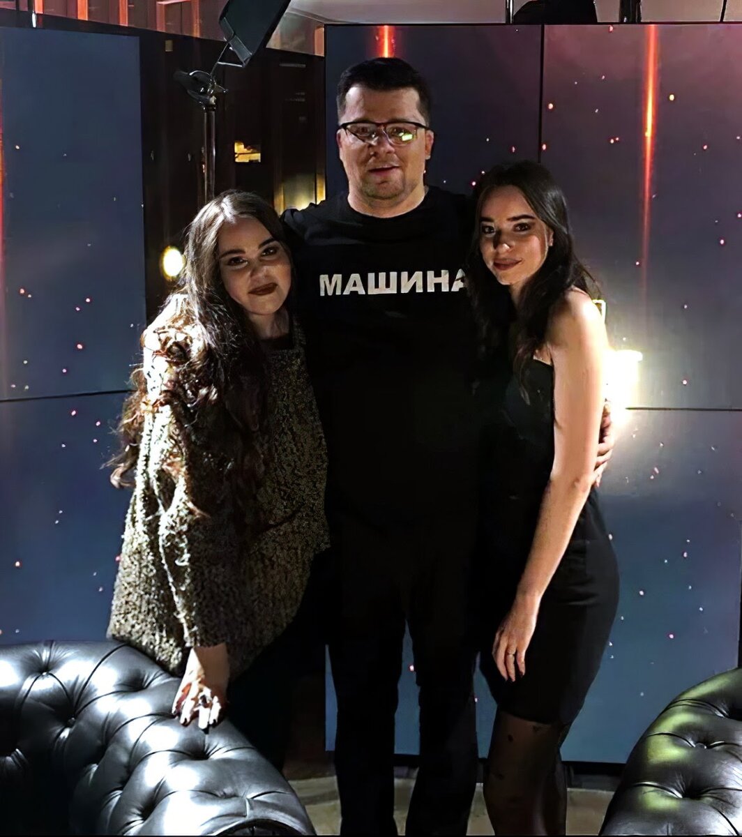 Гарик со своими сёстрами. Источник: https://anews.com/razvlechenija/124926458-kak-tri-kapli-vody-garik-harlamov-pokazal-svoih-sester-dvojnjashek.html