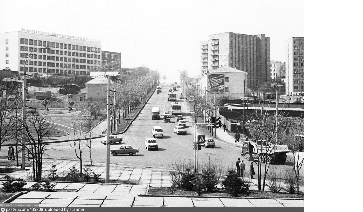 Подъем к Инструментальному заводу с остановки Гоголя. Здание слева - Управление Инструментального завода, сейчас Примсоцбанк.
