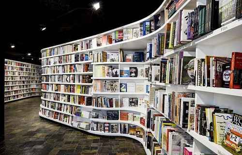 Надеюсь, на этих стеллажах нет книг названных авторов. Фото из открытых источников.