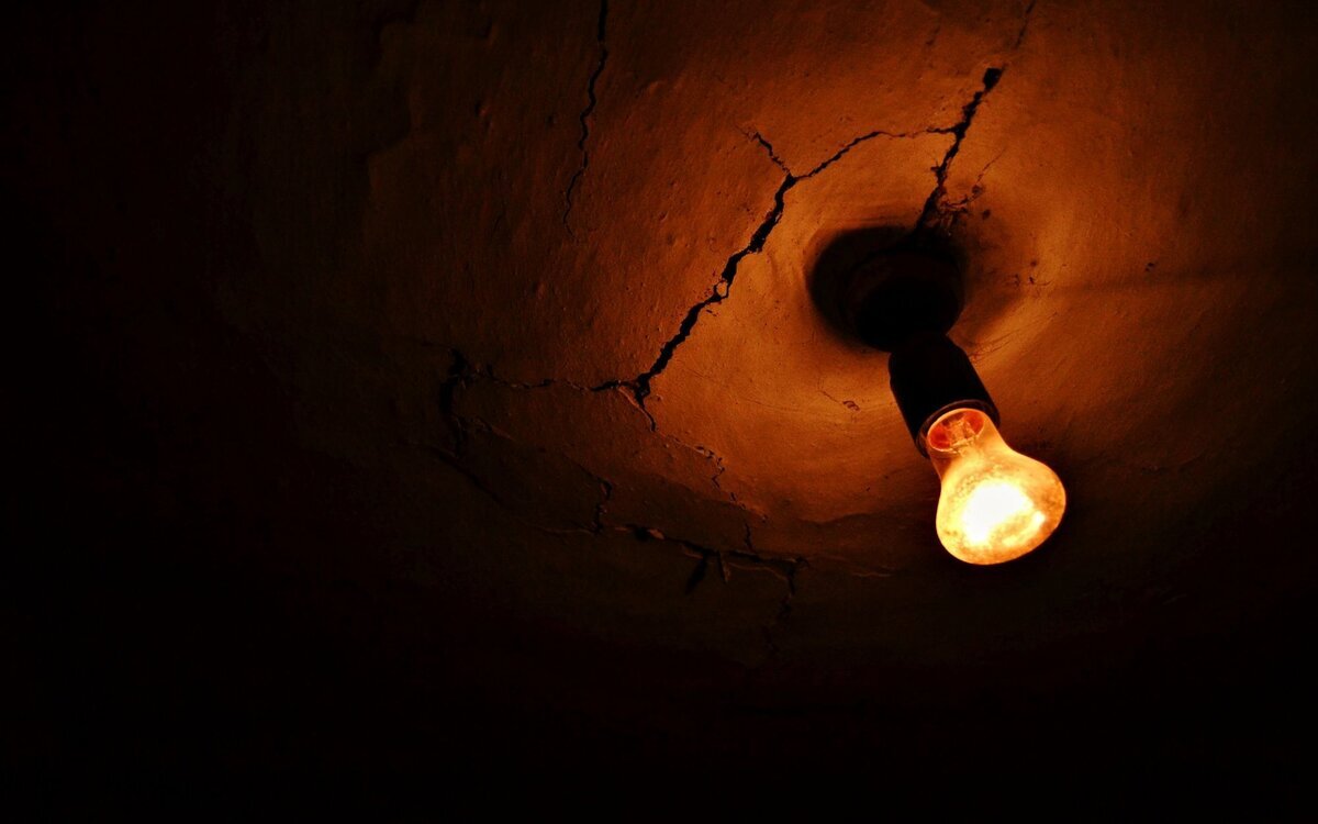 Сделай свет тускло. Тусклая лампочка. Лампа в подвале. Старая лампочка на потолке. Старая лампочка под потолком.