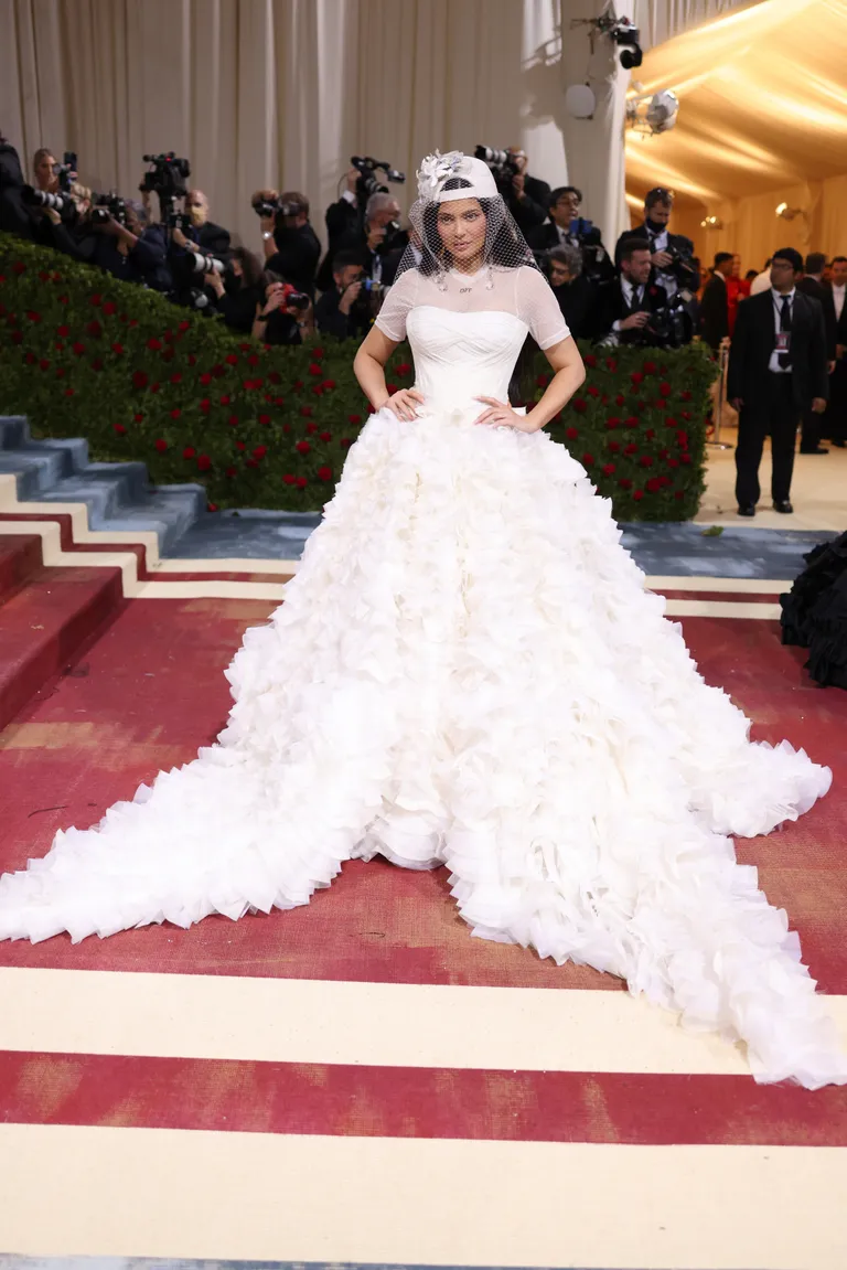 Кайли Дженнер объясняет, почему она надела свадебное платье на Met Gala