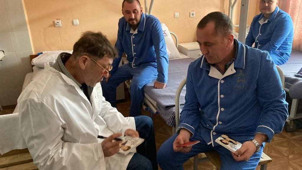 Гриш Лепс. Человек захотел и уделил внимание, навестил воинов России, в госпитале.