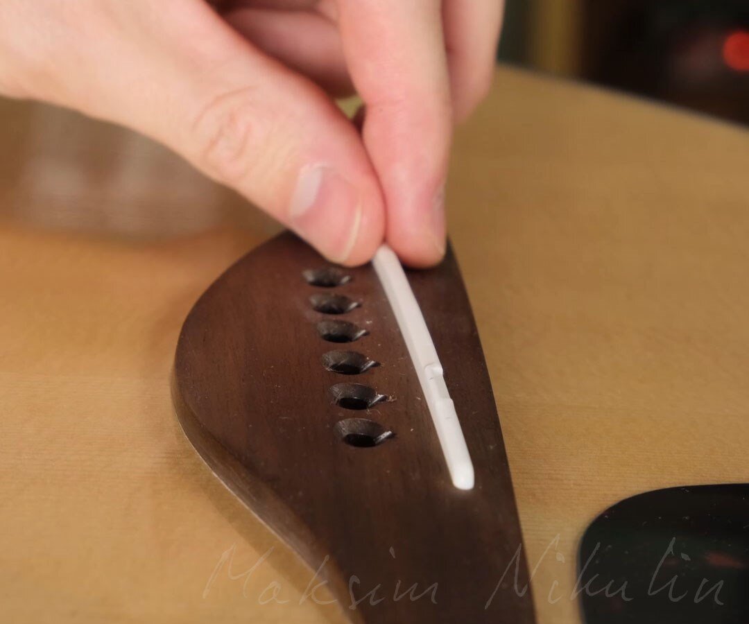 Как опустить струны на акустической гитаре с вклеенным грифом | Максим ...