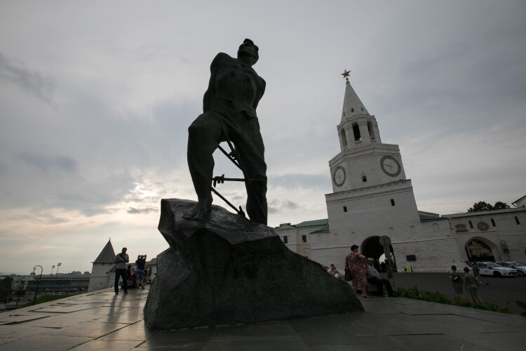 Татарск день победы. Памятник Мусе Джалилю в Казани. Памятник Мусы Джалиля в Казани. Памятник Мусе Джалилю в Москве. С днем Победы на татарский..