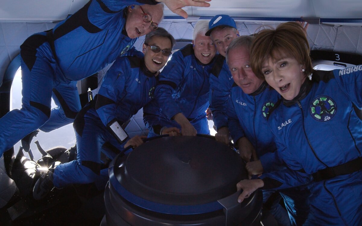  На борту капсулы в марте 2022 года, фото Blue Origin 