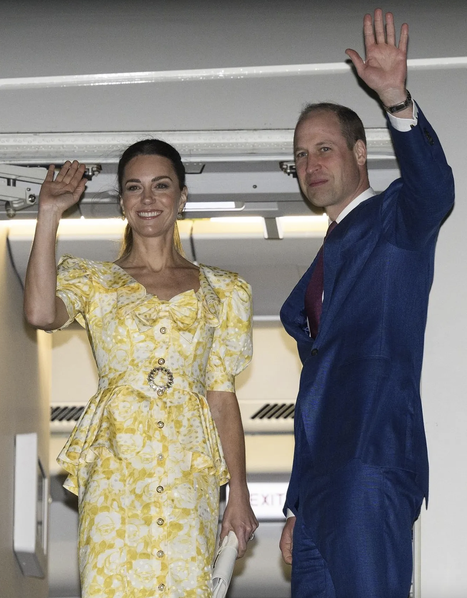 Кейт и Уильям прощаются с барбадосцами перед тем, как занять свои места в салоне авиалайнера