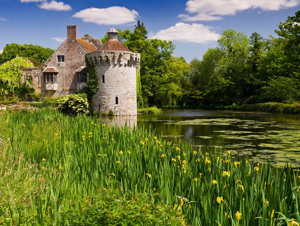 Старый замок посреди пруда 