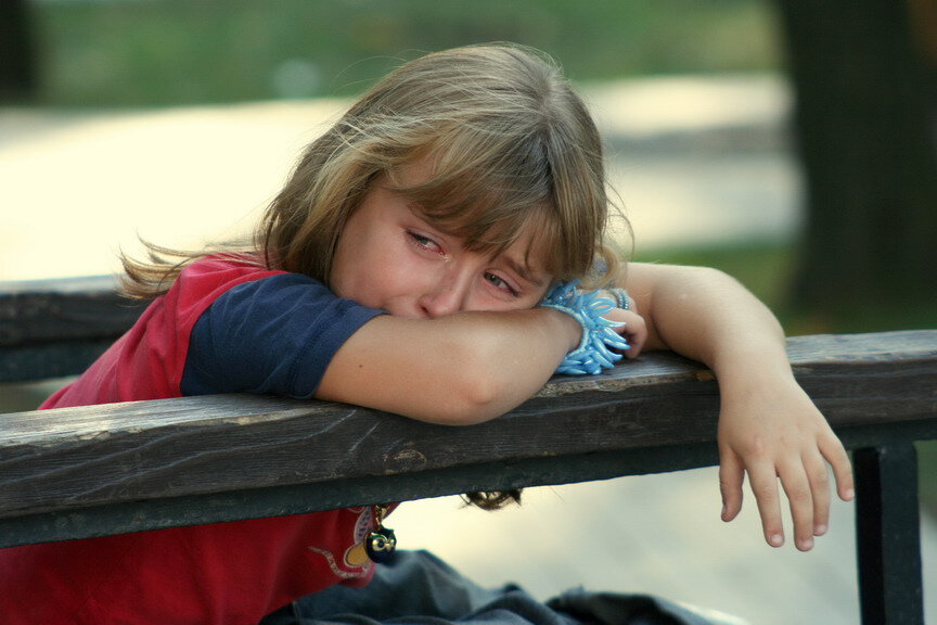 друг обиделся. конфликтный ребенок. обидчивый ребенок. дремлющий обижает. обиженный человек.