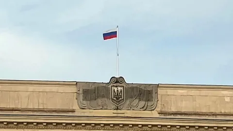 российский флаг над администрацией Херсона (фото из открытых источников в интернете)