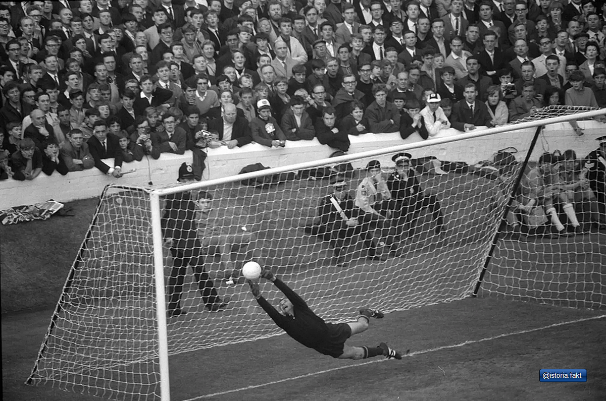 Самый лучший вратарь 20 века. Лев Яшин. Яшин вратарь. Лев Яшин (Football goalkeeper). Лев Яшин футбольные вратари.