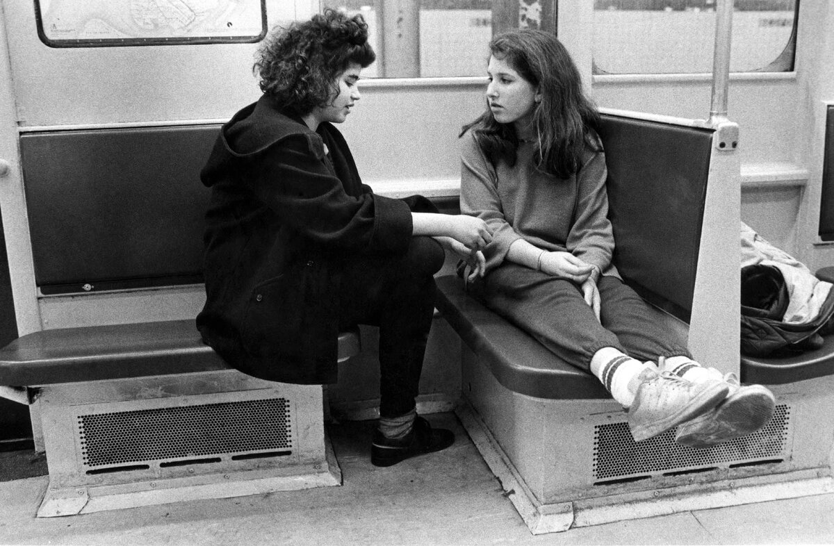Подруги обнимаются. Свидание. Фотосессия двух девушек. Between girls. Between girls.