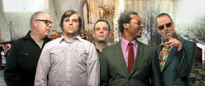 «Tortoise» («Черепаха») – инструментальная группа, образованная в Чикаго в 1990 году, исполняла сложную комбинацию кардинально различных стилей, таких как краут-рок, минимал, даб, техно, панк, ритм-энд-блюз и джаз. Именно им приписывают распространение моды на пост-рок в 90-х годах. С первого же успешного сингла, вышедшего в 1993 году, группа обратила на себя внимание уникальным составом: две бас-гитары и три перкуссиониста (барабаны, вибрафон и маримба). Этот коллектив называют одной из главных движущих сил развития и популярности пост-рок-движения. Фото: Getty Images. 