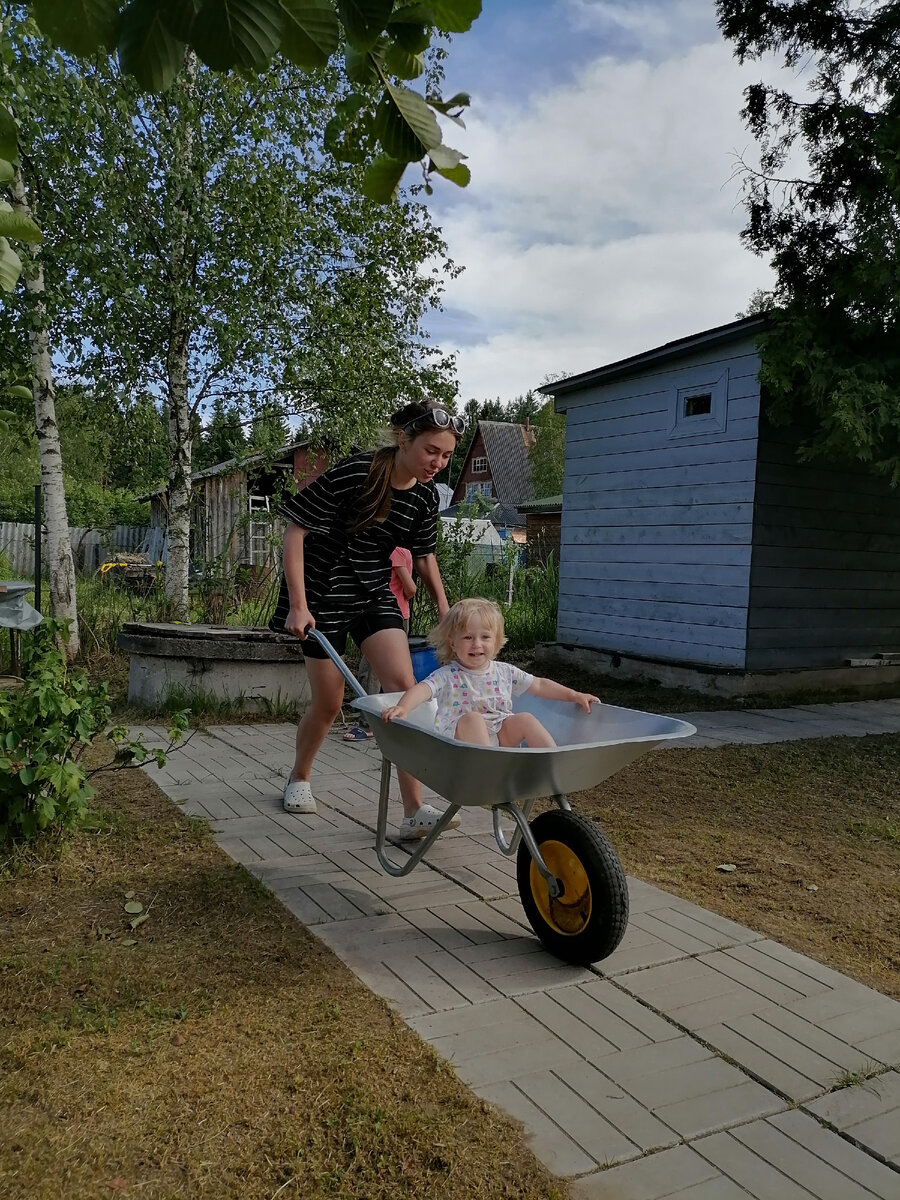 Даша и Варя в тачке)))