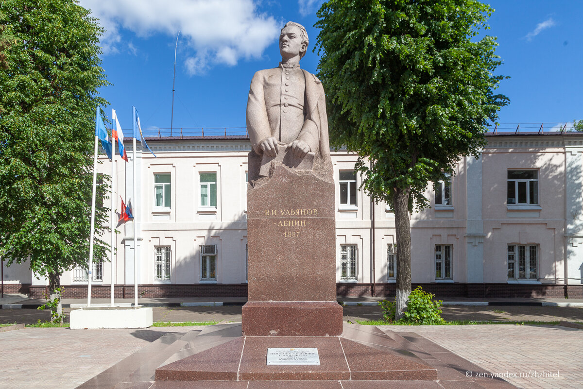 Памятник Ульянову в Ульяновске