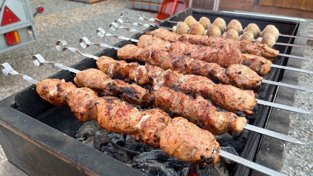 Привычный для нас вариант шашлыка, по большому счету у мангала не так много вариантов для приготовления блюд