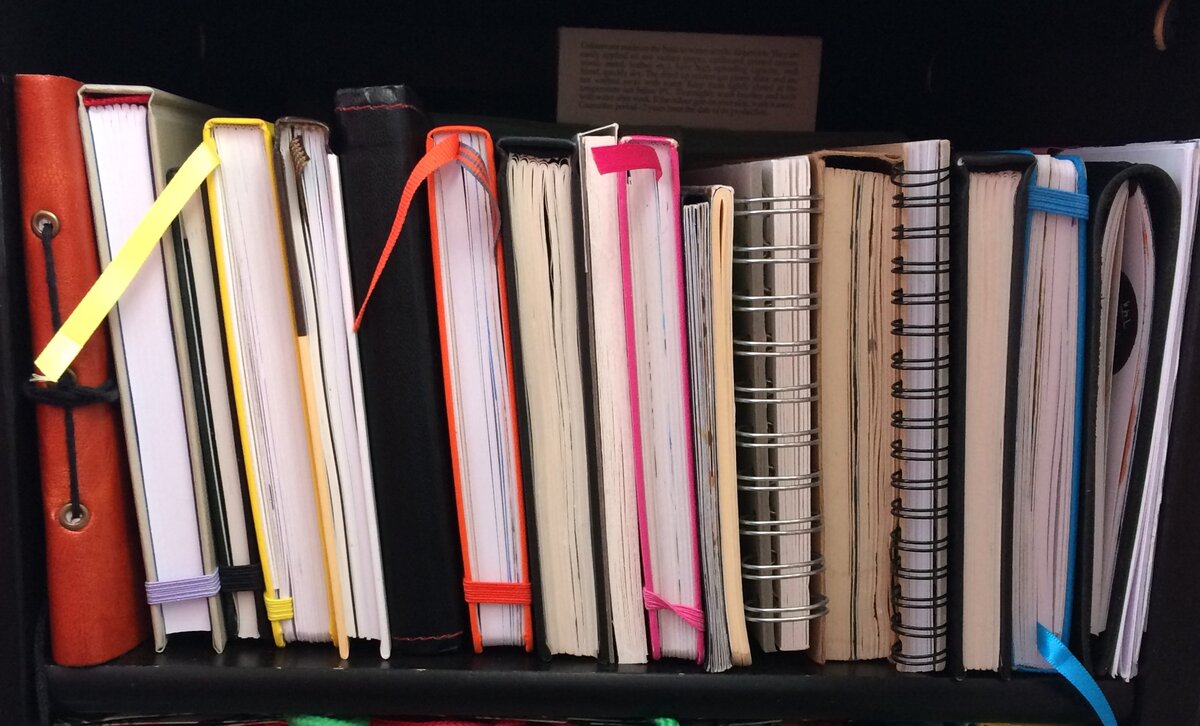 Часть моей коллекции заполненных скетчбуков