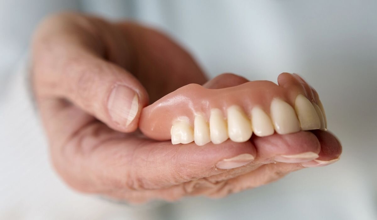 Нет зубов: какой протез лучше поставить?