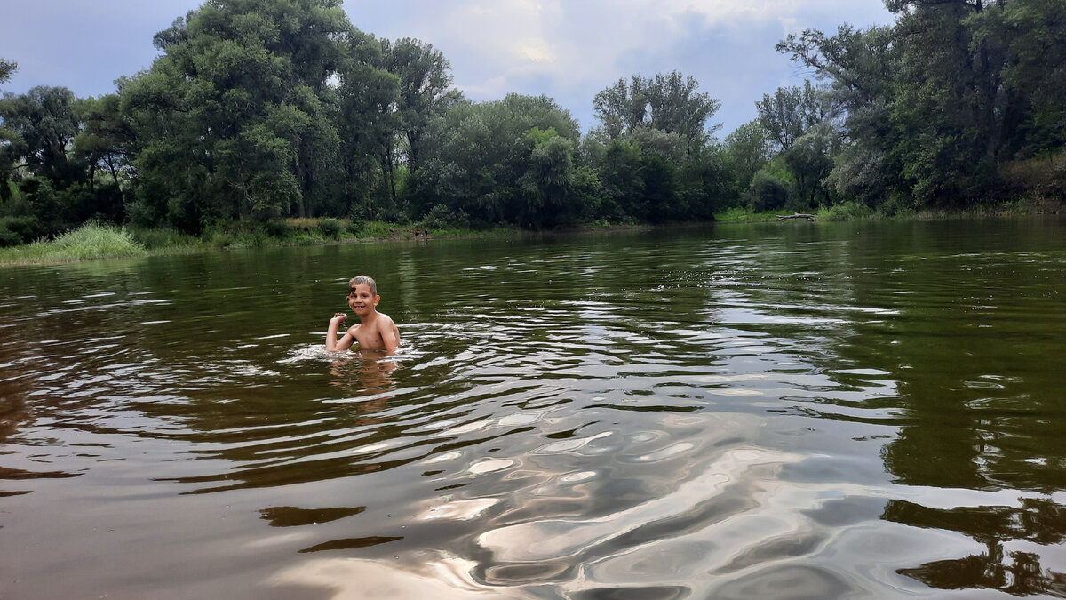 Мы вчера прекрасно провели время на речке, Семён до вечера с синими губами ходил, два часа не вылезал из воды 😃