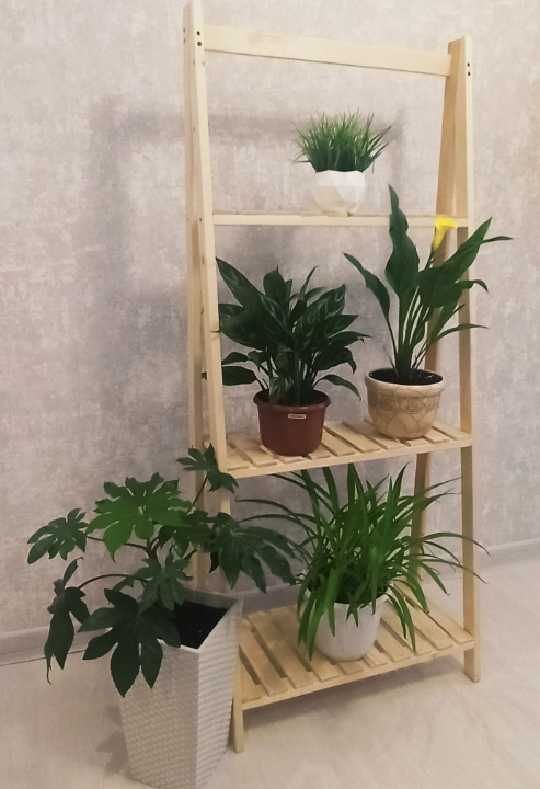 Специально выбирала, чтобы был зауженный кверху, иначе окно не открыть и не намыть толком. Фото с wildberries.