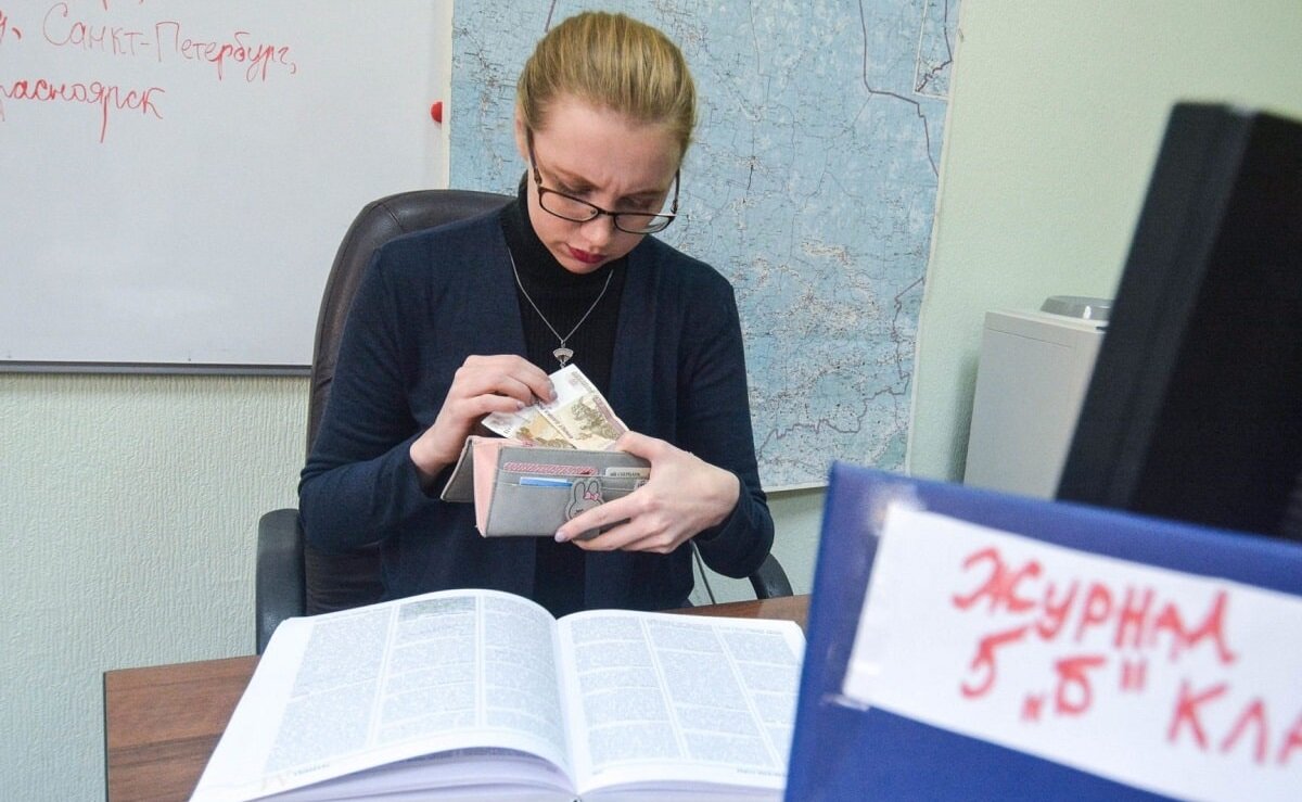 Причём отказывался прекрасно понимая, что учителю деньги никогда не будут лишними. Источник фото: ptoday.ru