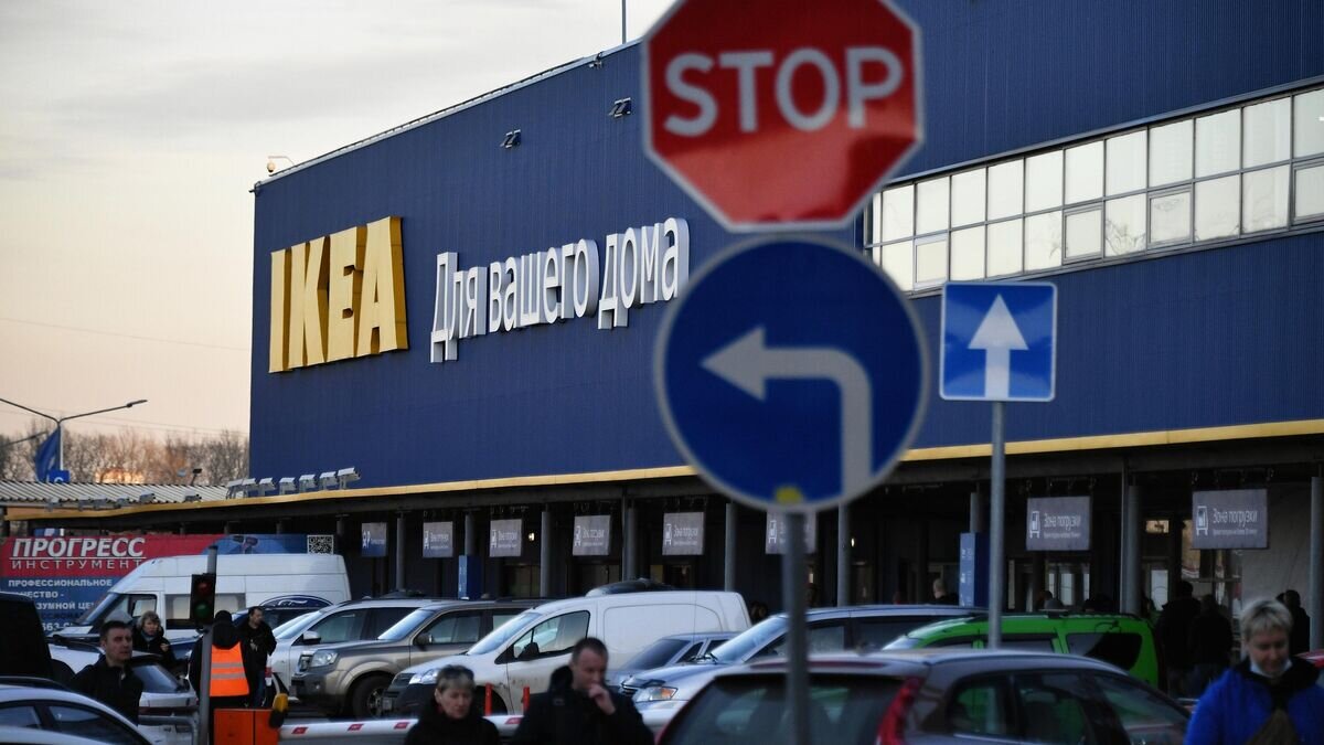    Люди возле магазина IKEA в Химках Московской области© РИА Новости / Максим Блинов