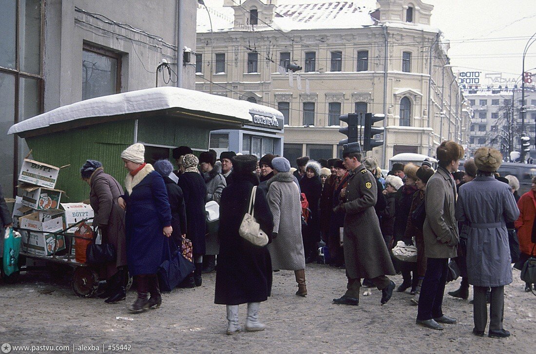 России 30 лет. Прогулка по Москве 1990 года | Илья Варламов | Дзен