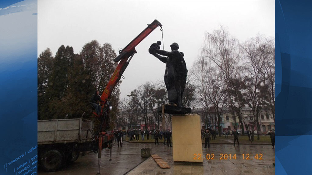 Снос памятника на Украине