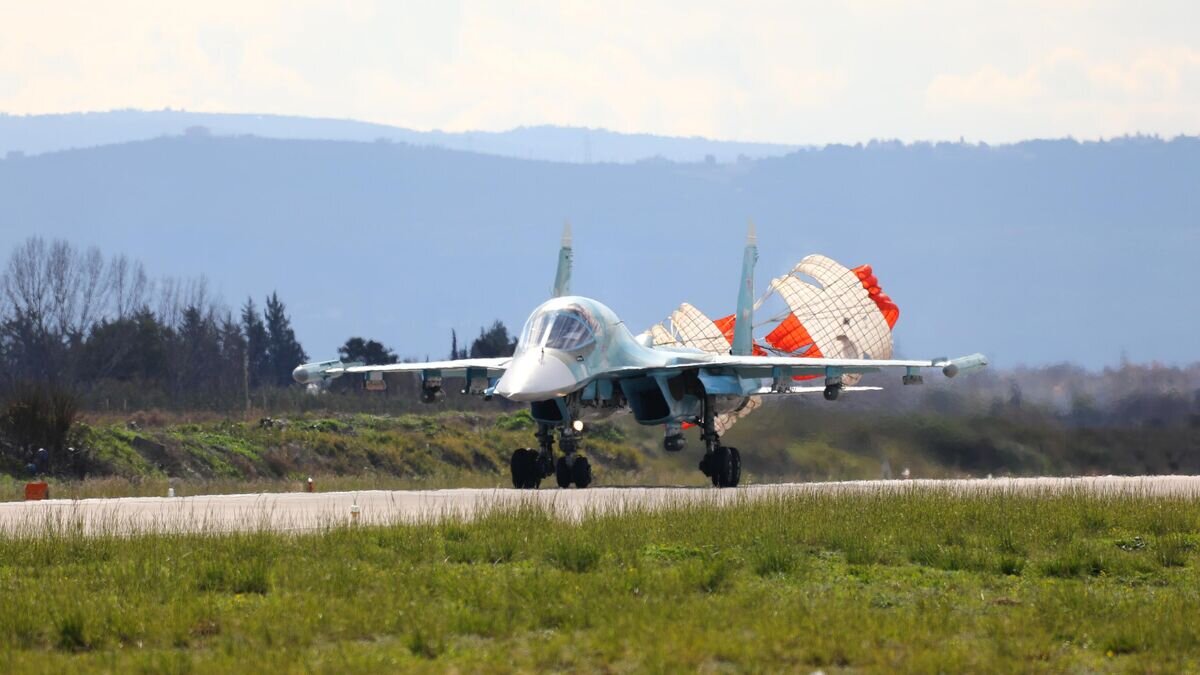    Истребитель-бомбардировщик Су-34 на авиабазе Хмеймим во время совместного патрулирования военных России и Сирии© РИА Новости / Управление пресс-службы и информации министерства обороны РФ