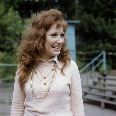 Волнистые длинные волосы. Такой мы ее полюбили. Здесь она Аллочка