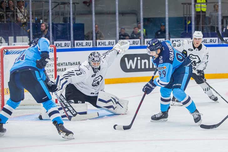    Сибиряки доминировали в поединке против южноуральцев, однако игра пошла не по сценарию. Фото пресс-службы ХК «Сибирь»