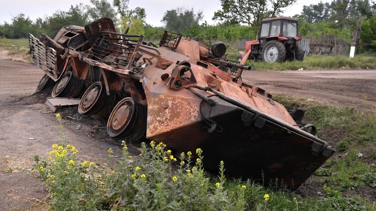    Подбитый БТР ВСУ у освобожденного в Донецкой области села Коровий Яр© РИА Новости / Виктор Антонюк