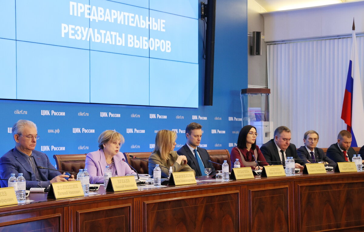    Председатель Центризбиркома России Элла Памфилова (вторая слева)  Сергей Савостьянов/ТАСС