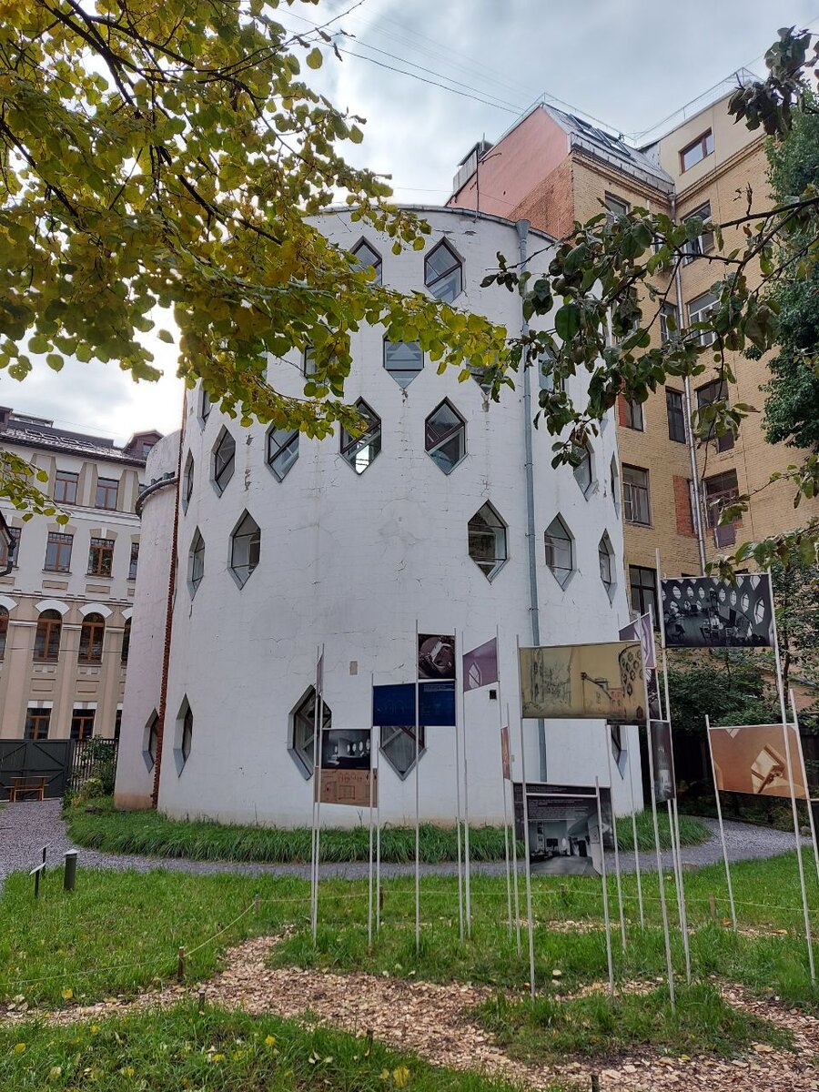 Вид со стороны сада дома Мельникова