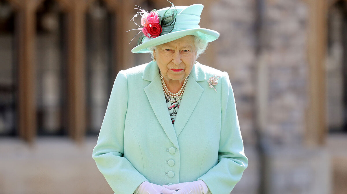    FILE PHOTO: Britain’s Queen Elizabeth poses after awarding Captain Tom Moore with the insignia of Knight Bachelor at Windsor Castle, in Windsor, Britain July 17, 2020. Chris Jackson/Pool via REUTERS/File Photo Александр