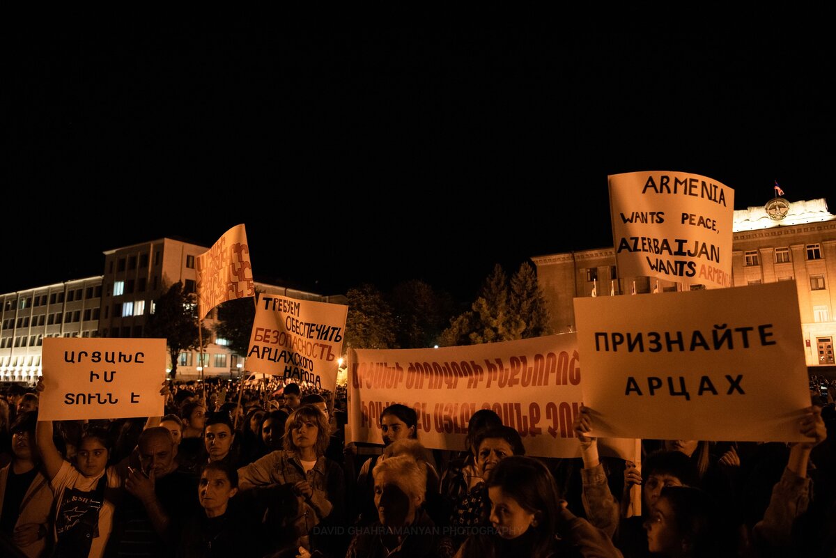 Участники митинга в Степанакерте призвали признать независимость НКР. Фоторепортаж