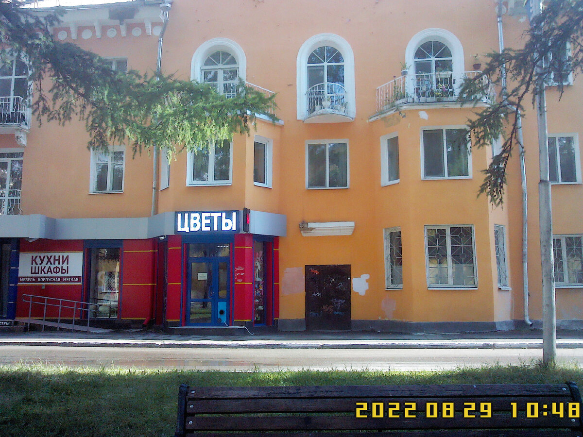 Разрушение фасада, некачественно закрашенные пакости подростков на стене дома.