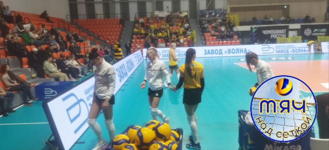 В этой задумчивой походке игроков "Ленинградки" уложилась уникальная связь волейбольных поколений. Когда капитан "Диких пчел" Анна Матиенко (вторая слева) уже вовсю выступала на высшем уровне, нападающая Валерия Горбунова (первая слева) еще не родилась.