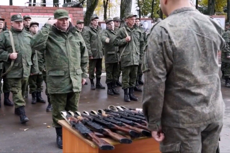     В ходе церемонии каждому военнослужащему, вновь вставшему в строй, было выдано личное оружие в соответствии с занимаемой должностью