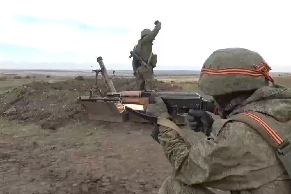 Военные на полях.  фото: картинки яндекса.