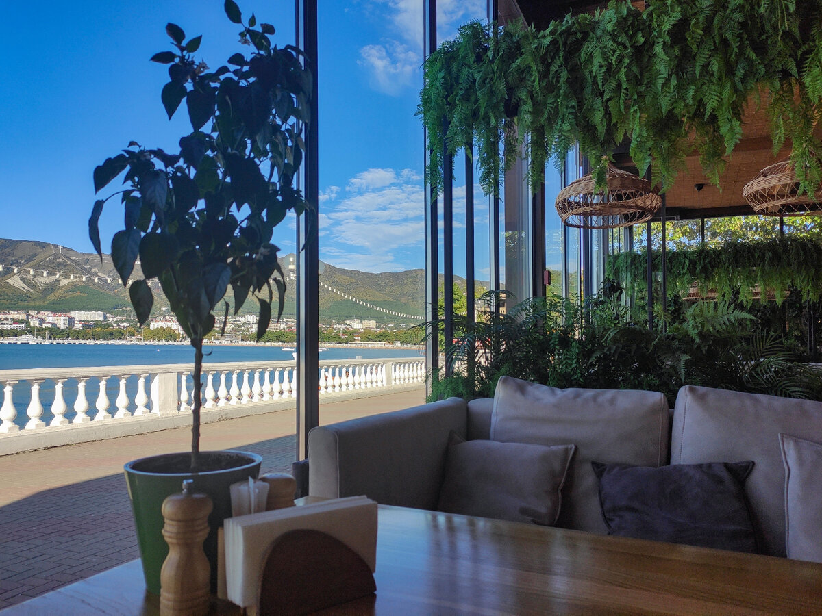 Вид из окна кафе. Листайте галерею>>