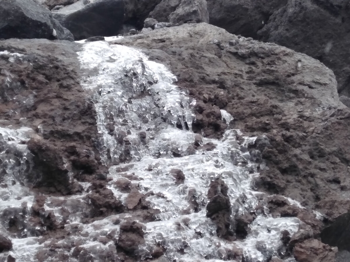 Ручей на утро, может просто замерзнуть и небудь у вас огня, вы умрете от обезвоживания